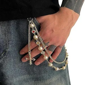 Nahaufnahme Detail der Gothic Perlen Strass Taillenkette, Punk Kreuz Anhänger Jeans
