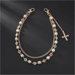 Detailansicht der Perlen Strass Taillenkette im Gothic Stil mit Kreuz Anhänger aus Metall.