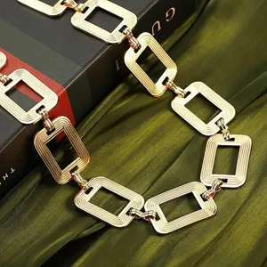 Dettaglio cintura a catena quadrata in metallo, catena in vita geometrica alla moda.