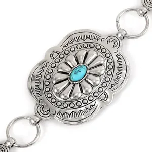 Gedetailleerd overzicht van vintage zilveren metalen kettingriem concho met turkoois, etnische stijl.