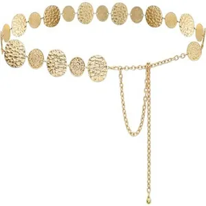 Gros plan sur la ceinture fine en métal doré et disques, accessoire de mode pour femme.