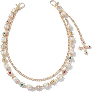 Gotische Perlen Strass Hosenkette Detail, mehrlagige goldene Taillenkette fuer Jeans.