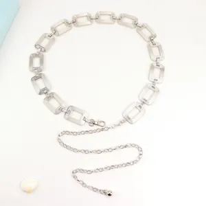 Ceinture chaîne en métal argenté pour femme, accessoire élégant à maillons carrés pour robe.