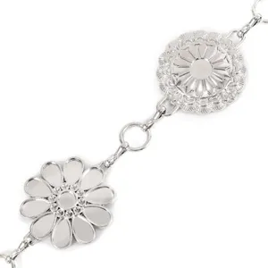 Detailopname zilveren metalen tailleketting, vintage bloem design, boho mode riem accessoire.