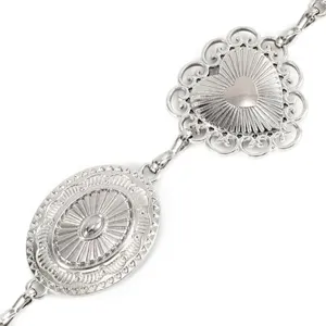 Detail zilverkleurige metalen tailleketting met bewerkte hart hangers in retro stijl.
