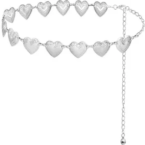 Dettaglio cintura a catena con cuori in metallo argentato, accessorio vita per vestiti estivi.