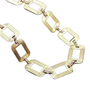 Elegante catena da cintura in metallo dorato per donna, cintura corpo geometrica chic.
