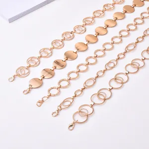Détail en gros plan de chaînes de taille en métal tendance avec de grands cercles et de longs maillons.