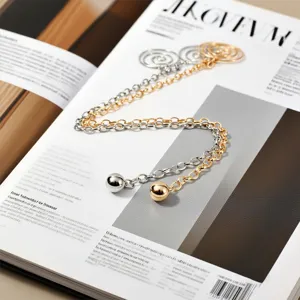 Elegante cinturón de cadena de metal bicolor con colgante de espiral elegante y detalles de bola.