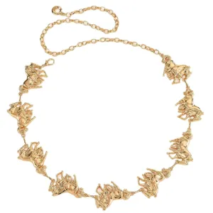 Cinturón de cadena de metal dorado con dijes de caballo, accesorio de moda elegante detalle.