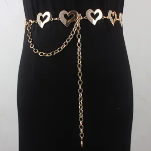 Elegante cadena de cintura dorada con eslabones de corazón de diamantes de imitación y diseño colgante.