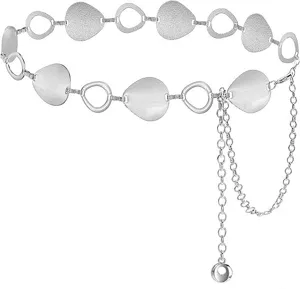 Détail de ceinture chaîne en métal argenté, élégant accessoire de taille pour robes.