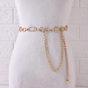 Détail de chaîne de taille en métal doré, design minimaliste avec anneaux pour robes.
