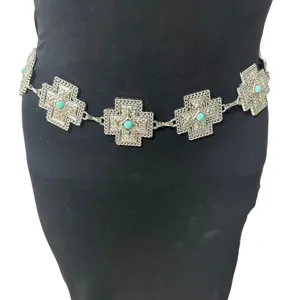 Böhmische silberne Taillenkette mit detaillierten Kreuzgliedern und Türkissteinen.