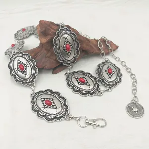 Détail de chaîne de taille vintage argentée, ceinture en métal style bohème pierre rouge.