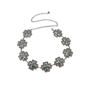 Detailansicht eines vintage silbernen Kreuz Ketten-Gürtels mit Türkis-Steinen, Boho Schmuck.