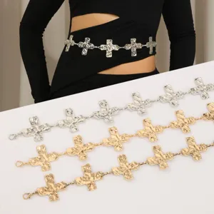 Gedetailleerd shot van de metalen kruis tailleketting met prachtig textuur en schakels.