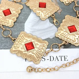 Ceinture de chaîne en alliage doré avec cristaux carrés rouges, accessoire de corps élégant.