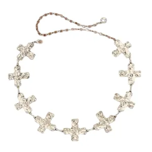 Gedetailleerd overzicht van de zilveren metalen kruistailleketting met getextureerde kruisschakels.