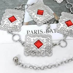 Ceinture chaîne en alliage argenté avec plaques sculptées et pierres rouges carrées.
