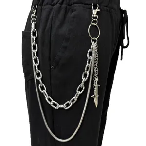 Vista dettagliata di una catena da pantaloni hip-hop in metallo argentato con design a più strati.