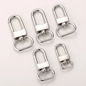 Detalle de ganchos metalicos para bolsos, mosquetones giratorios para bolsos de cuero y llaves.