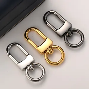 Vue détaillée de mousqueton de porte-clés en acier inoxydable, couleurs argent, or et métal canon.