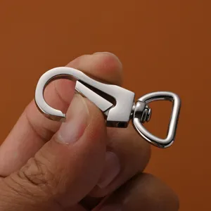 Edelstahl Karabinerhaken Detail, robuste Taschenbeschläge Schließe mit D-Ring Verbinder.