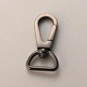 Dunkelgrauer Taschen-Hardware Hundekarabiner Detailaufnahme, robuster Metallverschluss.