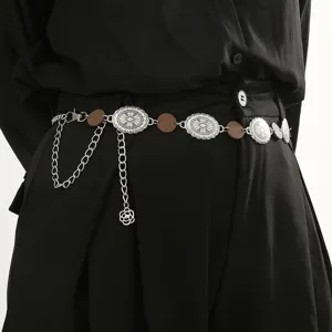 Chaîne de taille en métal bohème avec des conchos ovales sculptés pour robe de femme.