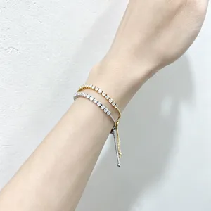 Primo piano dettagliato del bracciale tennis regolabile con pietre di zircone scintillanti al polso.