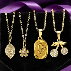 Goldfarbene Edelstahlanhänger Halskette Set mit stilvollem Zirkon Blatt und Kirschdesign.