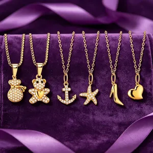 Goldene Edelstahl Ketten Anhänger Detailansicht mit Zirkon Motiven auf Samt Untergrund.