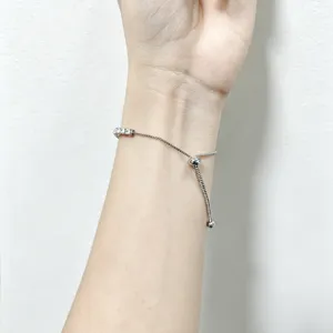 Bracciale tennis regolabile in acciaio inossidabile con zirconi, vista dettaglio polso.