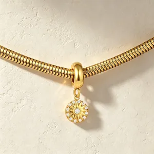 Goldfarbene Schlangenkette mit funkelndem Strass-Sonnen-Anhänger, zartes DIY Schmuckzubehör.