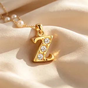 Elegante collana con ciondolo lettera Z dorata con zirconi e perle gioiello fine