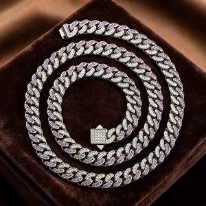 Detalles exquisitos de la cadena cubana helada con piedras de circonita blancas y moradas.