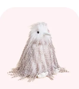 Joli détail de peluche kiwi douce affichant une fourrure blanche et brune et un bec.