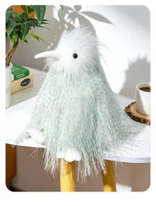Vue détaillée de la peluche kiwi mignonne, animal en peluche doux pour les enfants.