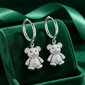 Exquisitos pendientes de aro con osito de circonitas cúbicas, joyería elegante de mujer.