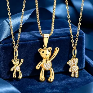 Nahaufnahme des goldenen Teddybär-Halskettendetails mit funkelnden Zirkoniakristallen.
