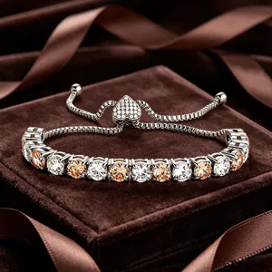Nahaufnahme des verstellbaren Tennisarmbands mit Herzschieber und Zirkoniasteinen.
