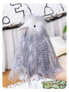 Gros plan détaillé de la peluche d'oiseau kiwi gris duveteux montrant une texture de fourrure.