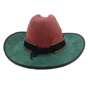 Vue détaillée du chapeau de cowboy western en daim avec une couronne bordeaux et un bord vert.