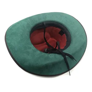 Chapeau de cowboy occidental vert en faux daim avec doublure rouge et mentonnière réglable.