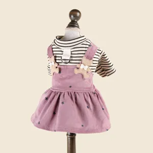 Süßes Hunde-Kleid mit gestreiftem Rollkragen und rosa Cordrock sowie niedlichen Bären-Aufnähern.