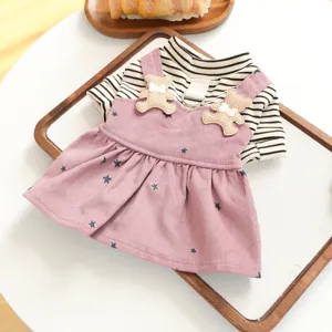 Süßes Hunde-Streifenträgerschnürkleid mit Bären-Applikationen, rosa Cord-Herbst-Haustierbekleidung.