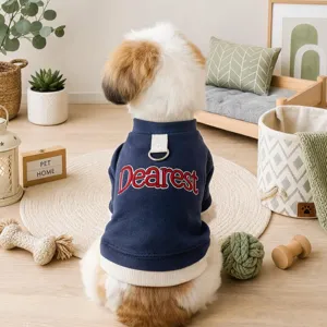 Detailweergave van honden sweatshirt met riemring, gezellige thuisachtergrond voor kleine honden.