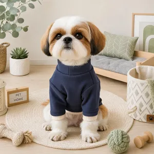 Detailopname van een donkerblauwe huisdier coltrui met geribbelde boorden voor kleine honden.