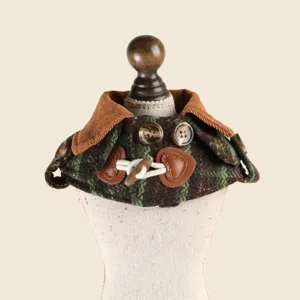 Elegante mantellina per animali domestici a quadri con colletto marrone per l'inverno.